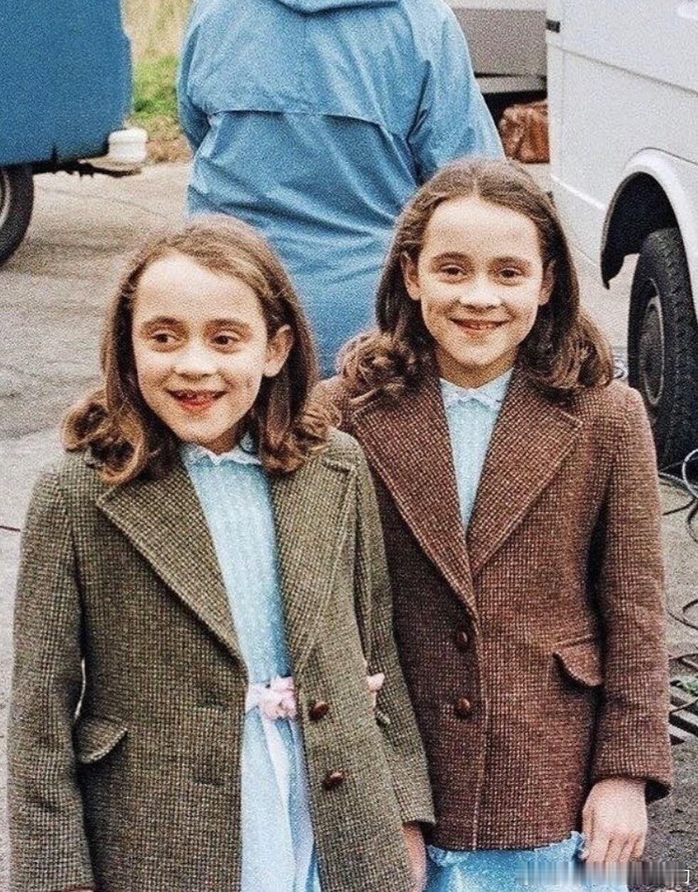 《闪灵》里的格雷迪姐妹 👭但在原著里这对姐妹其实没有名字，也并不是双胞胎，姐姐