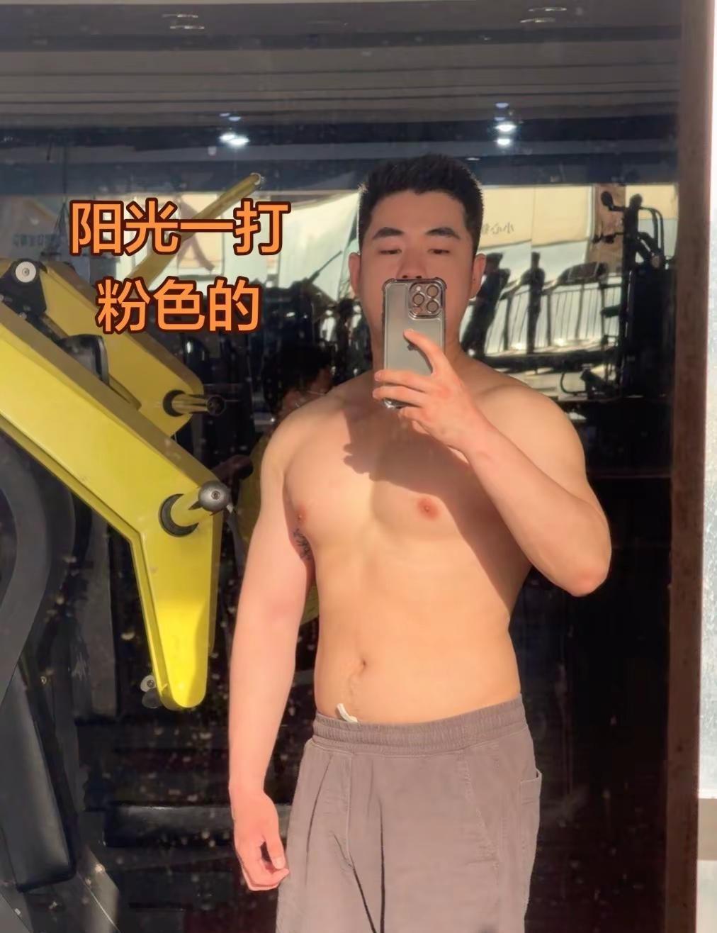 阳光一打粉色的 血管也变得更明显了。原相机记录身材 原相机live 原相机直男自