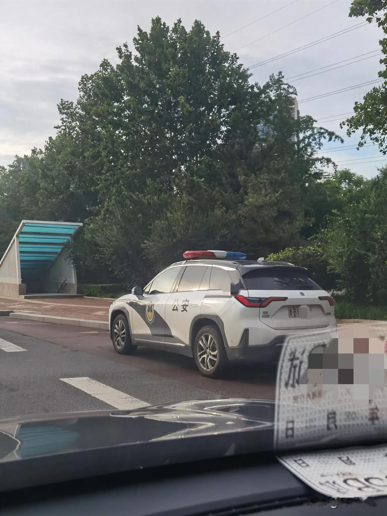 山东青岛果然是国际大都市，好几十万的蔚来电动车当警车用！

我记得北京最好的电动