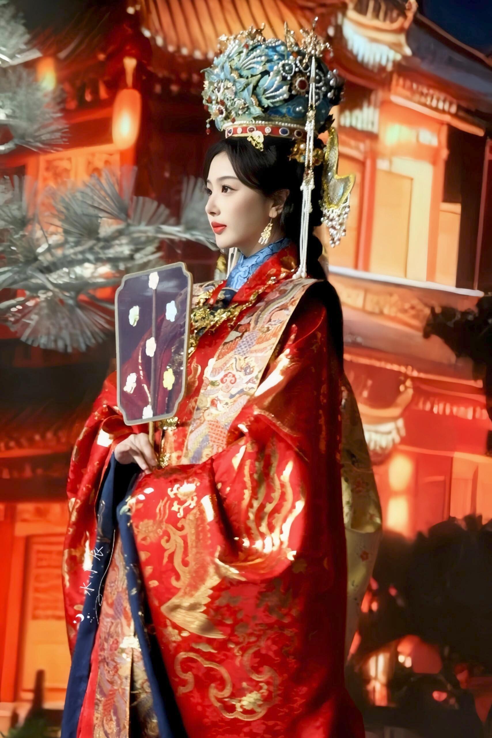 孔雪儿长了一张权谋女主脸凤冠霞帔下的孔雪儿美得太有攻击性了，昭阳公主的眼神里全是