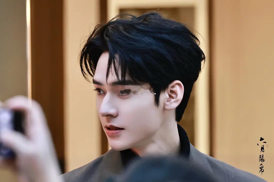 龚俊 × 现偶霸总，这个组合太绝了！一张脸就是行走的苏感本身，路人都忍不住多看几