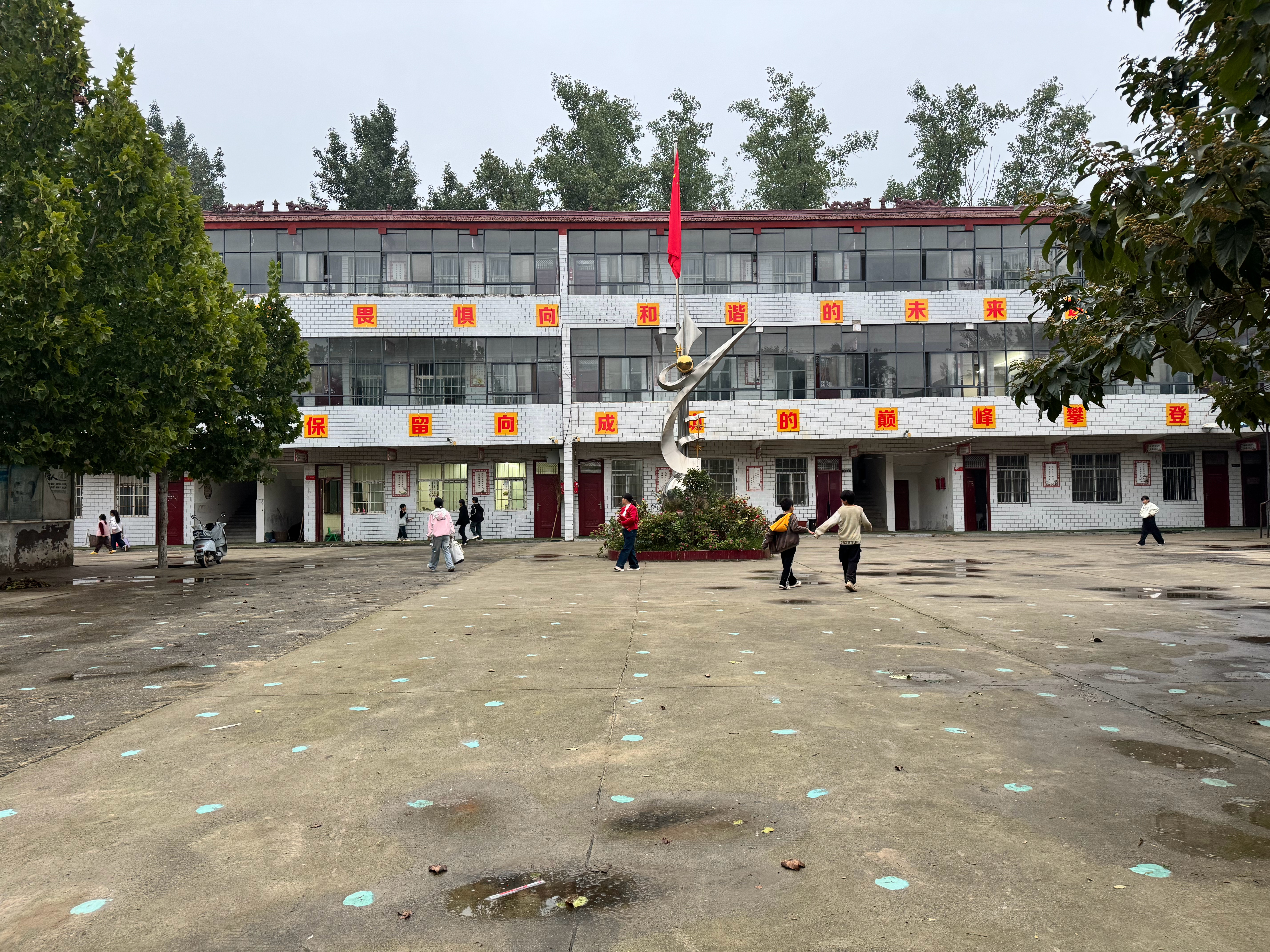 孩子也上学了，我明天也要回深圳上班了，国庆假期也结束了，节后的戒断反应真的太痛了