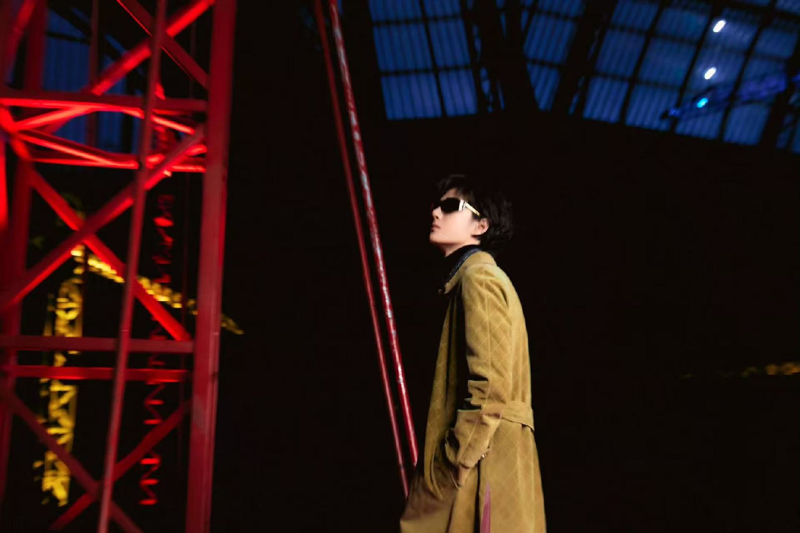 王一博风衣的神王一博夜景大片哇！ 王一博风衣的神，夜景下更是帅到不行了！ 