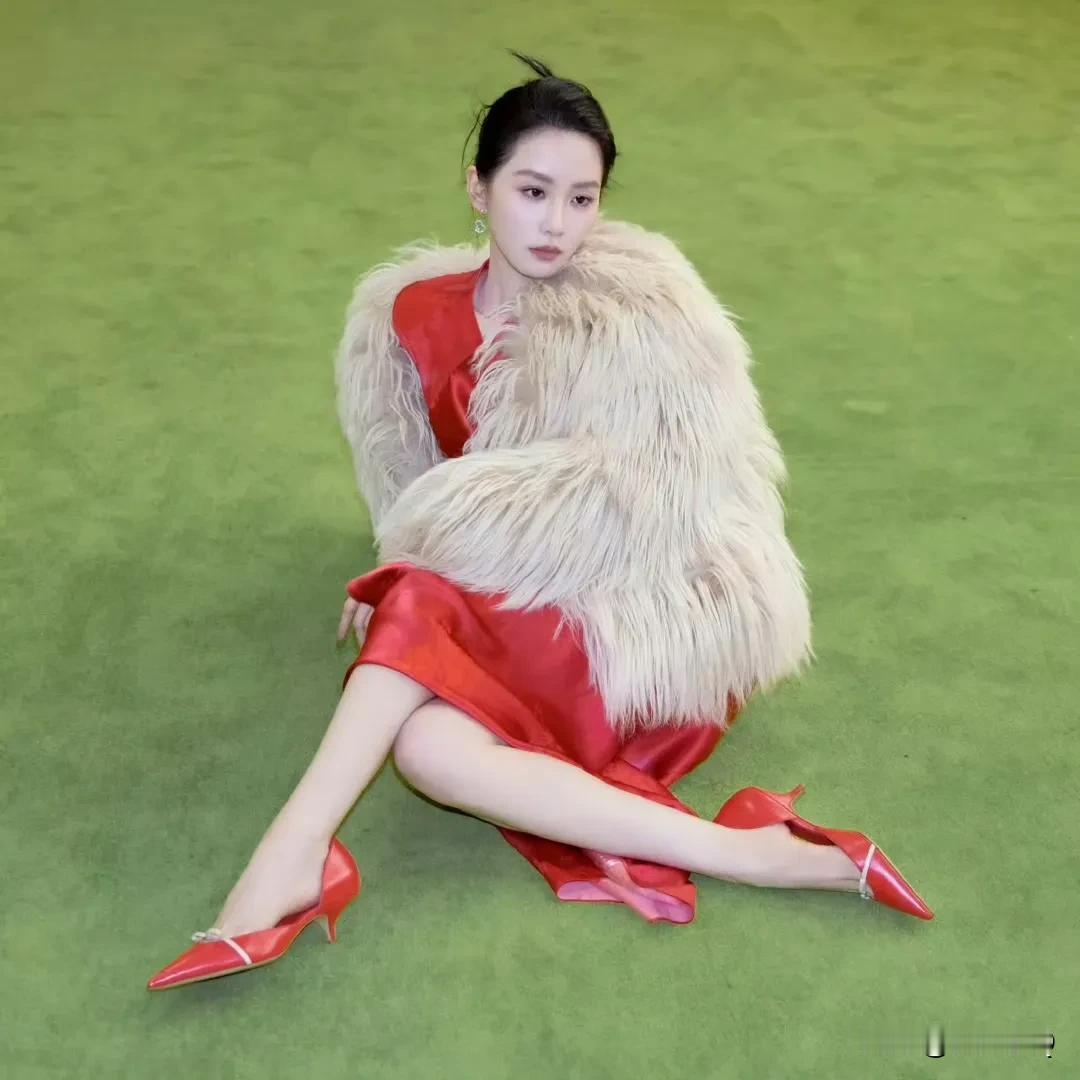 不愧是舞蹈生啊，刘诗诗交叉盘腿毫不费力，腿还特别长。