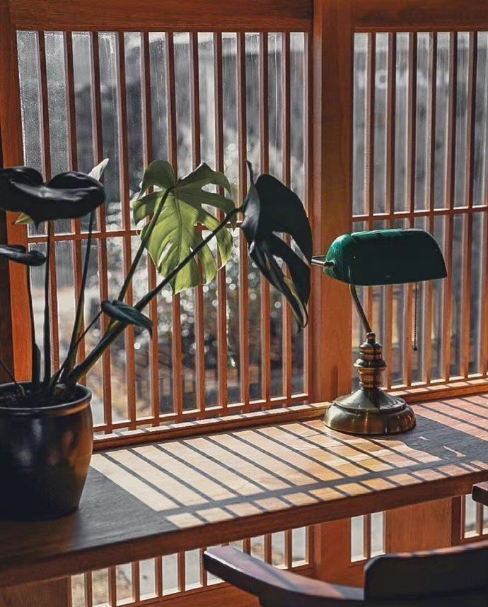 对顺境逆境都要心存感恩，让自己用一颗柔软的心包容世界。柔软的心最有力量。—— 林