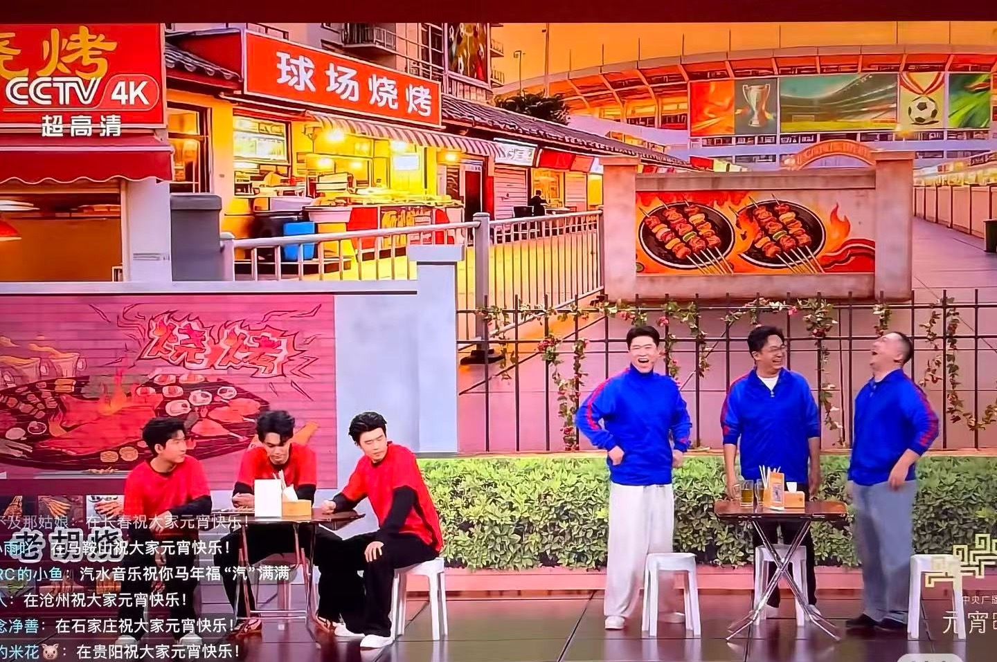 背景中有“球场烧烤”四个字结合两群人的穿着颜色，这编剧应该是比较懂中超？