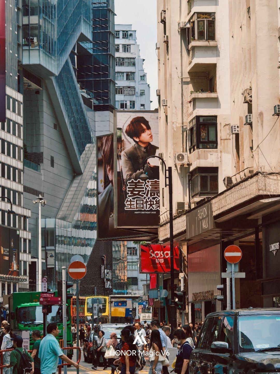 顶流你好，我来香港看你了！！希望有机会偶遇满大街都是姜涛，我尽量多拍点，有人喜欢