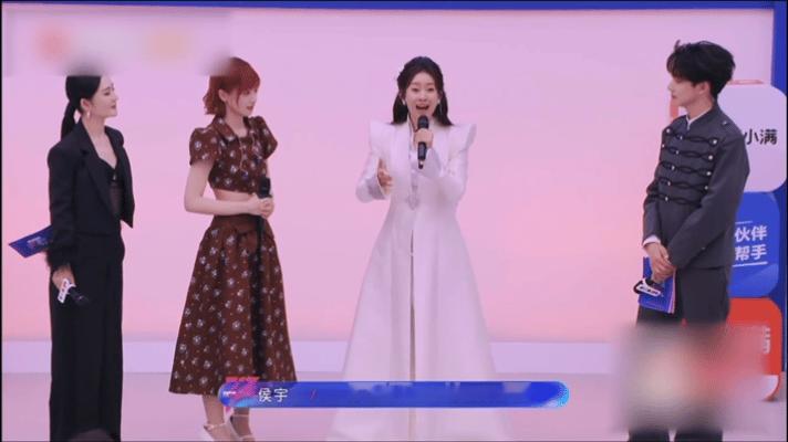 孙怡安琦模仿侯宇黄圣依模仿侯宇手势孙怡安琦偷学戏腔，黄圣依锁定国风手势，侯宇这波