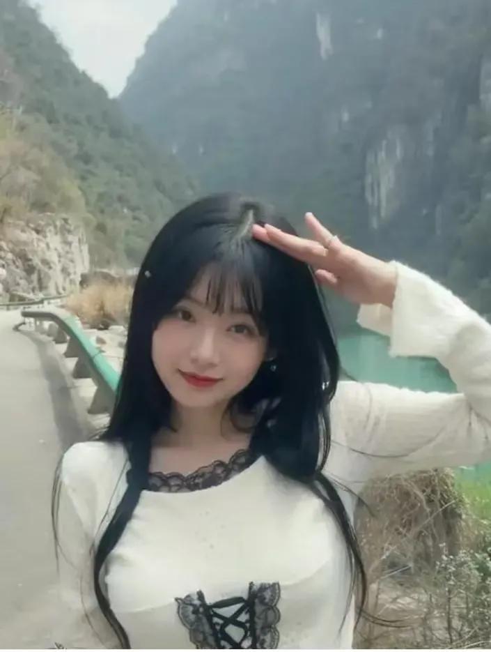 在爱情的舞台上，苏阳和晓月曾是众人羡慕的一对。他们携手步入婚姻的殿堂，却未料到，