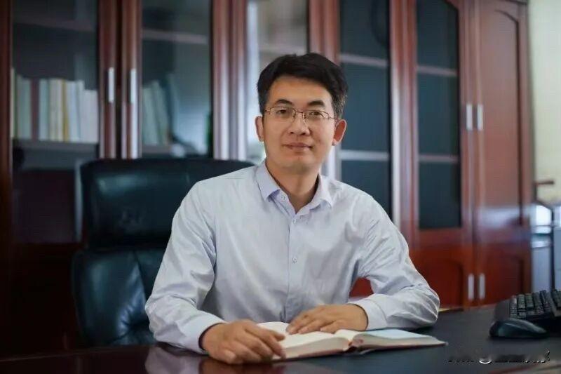 付磊外表温文和善，书卷气十足，谁也很难把这张面孔和网帖里的故事联系在一起。为了自