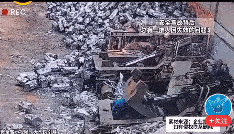 鬼使神差的安全生产事故！
今天看了下面这个视频几次，搞不懂这钩机司机为什么要跳到