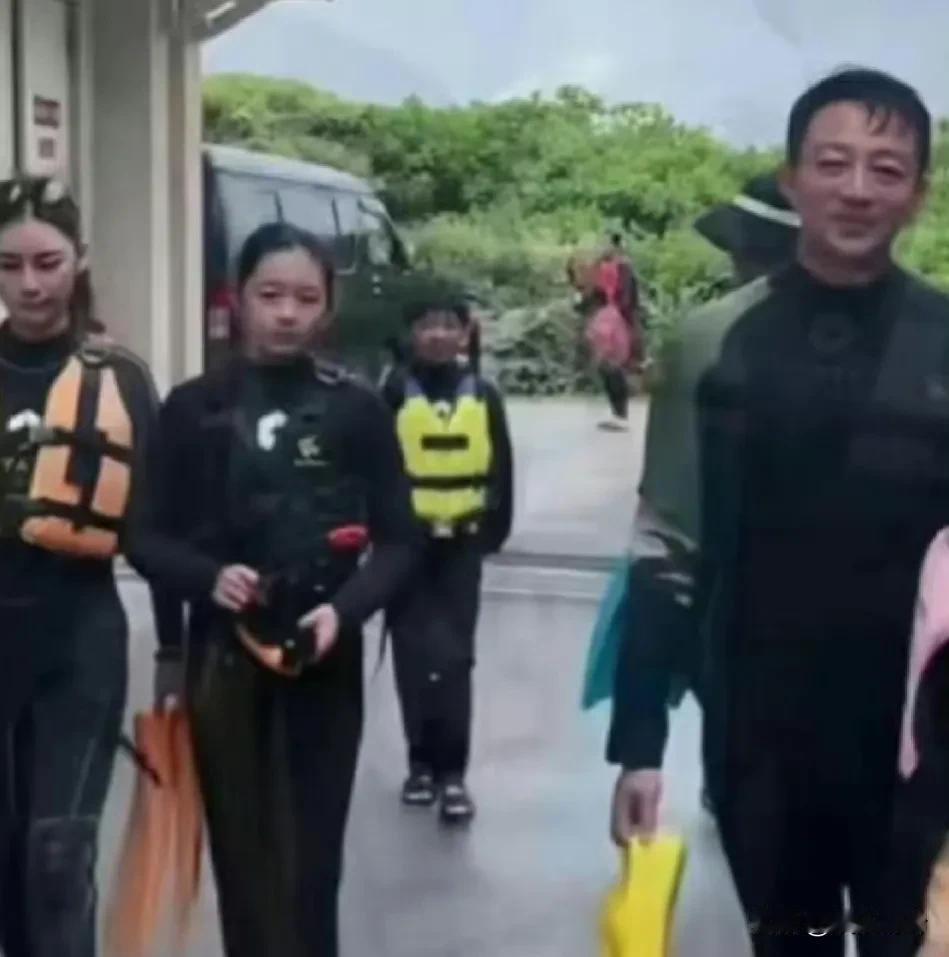 小玥儿虽然脸长的像爸爸汪小菲，但是这模样，这气质，这申请，分明是复制了妈妈徐熙媛