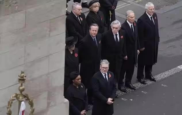特拉斯干45天首相，离任后竟能碰前首相公务津贴。这事儿细看才懂门道：英国那笔钱叫