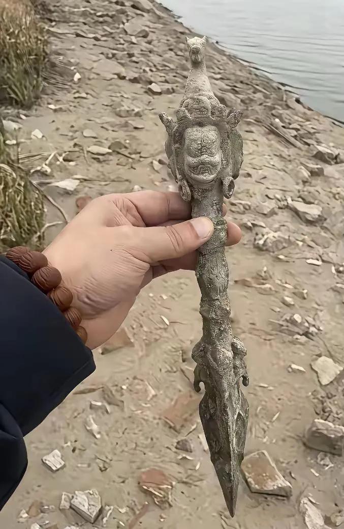 和朋友一起钓鱼时，偶然捡到一个石头雕刻的物件，他说这应该是古代的一种兵器，我觉得