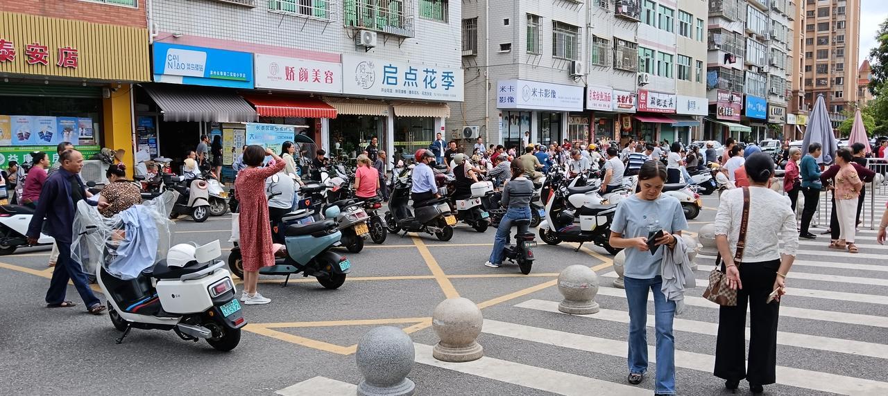 孩子以学习为由玩手机家长要实时跟踪才行，或收回手机。小孩年龄小自控能力薄弱，认为