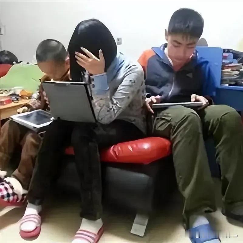 过年期间走亲戚，发现一个很糟糕的现象，就是，孩子们之间的交流少到极致，几乎人手一