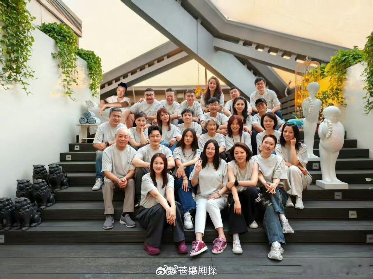 陈坤晒北电96届表演系聚会照陈坤晒北电96届表演系时隔30年聚会 豪华阵容明星班