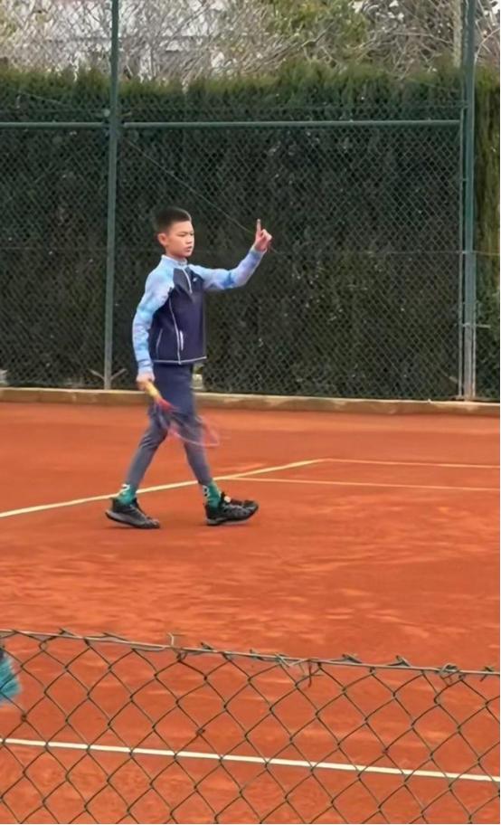 谢杏芳的宽容，果然还是很有效果的！
看到林丹现身西班牙给儿子当陪练爸爸，瞬间明白