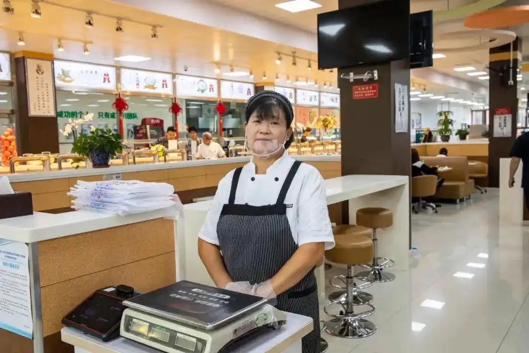 辽宁大连，一位高校女生的饭卡在学校丢了，查看校园的消费记录时，看到饭卡在一个食堂