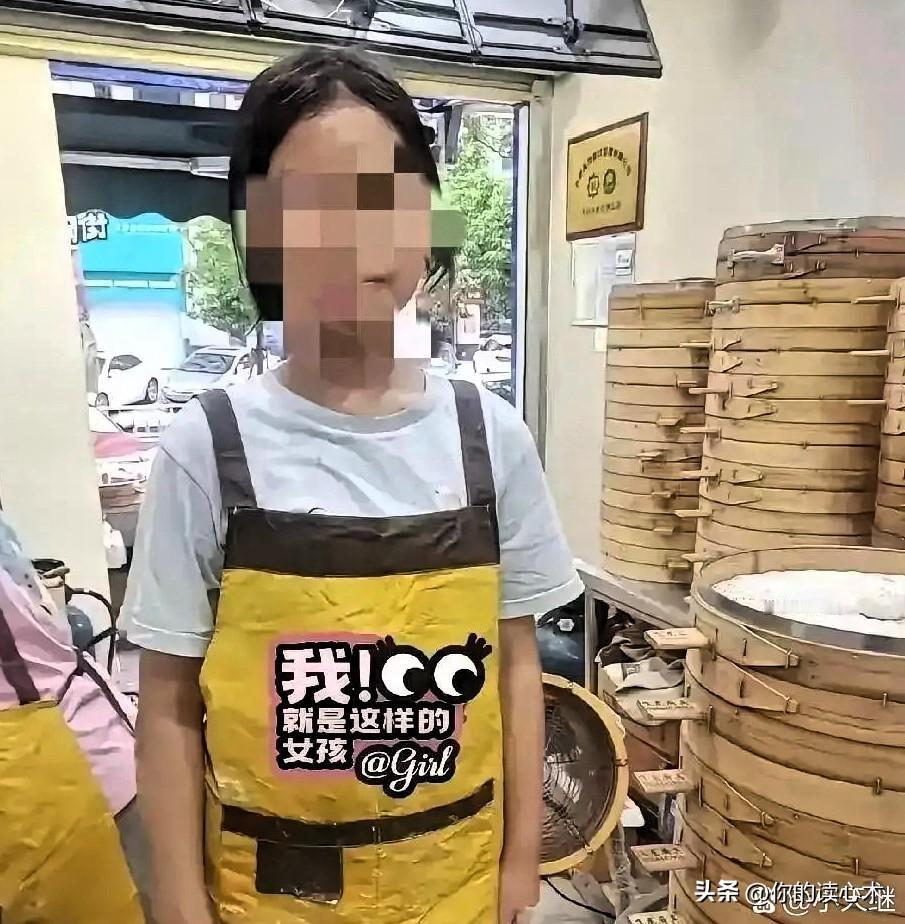 山东济南，一个大三女生在一家包子铺干了整整五十二天暑期工。结账那天，老板娘把工资