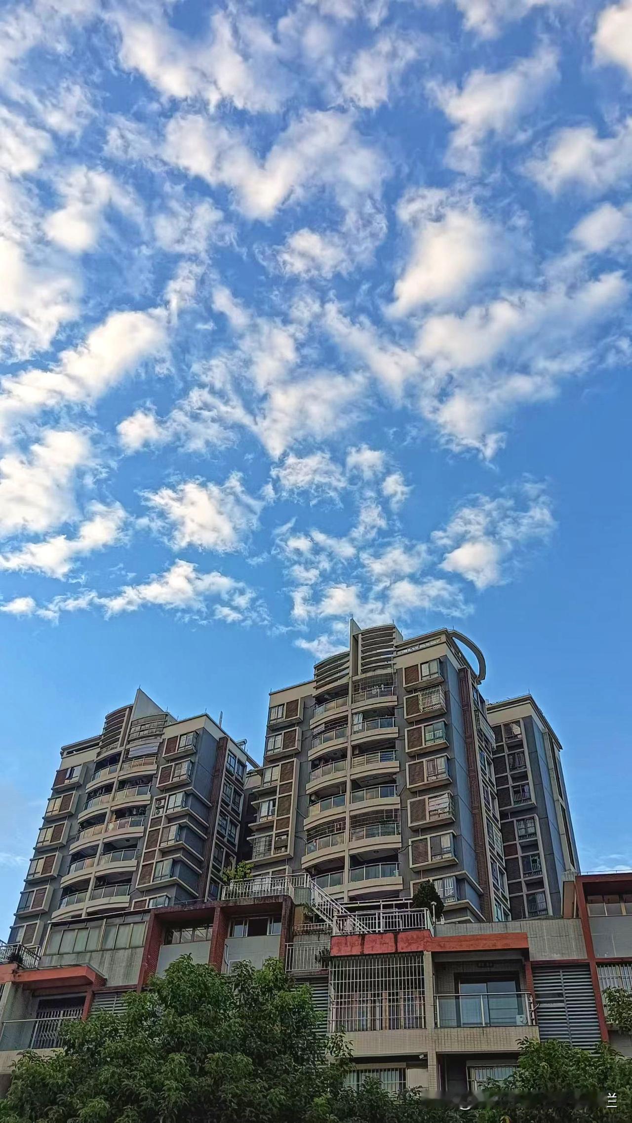 随拍｜傍晚时分×雅堤公馆的天空
城市的天空 天空的魅力 随手拍天空 漂亮的天空 