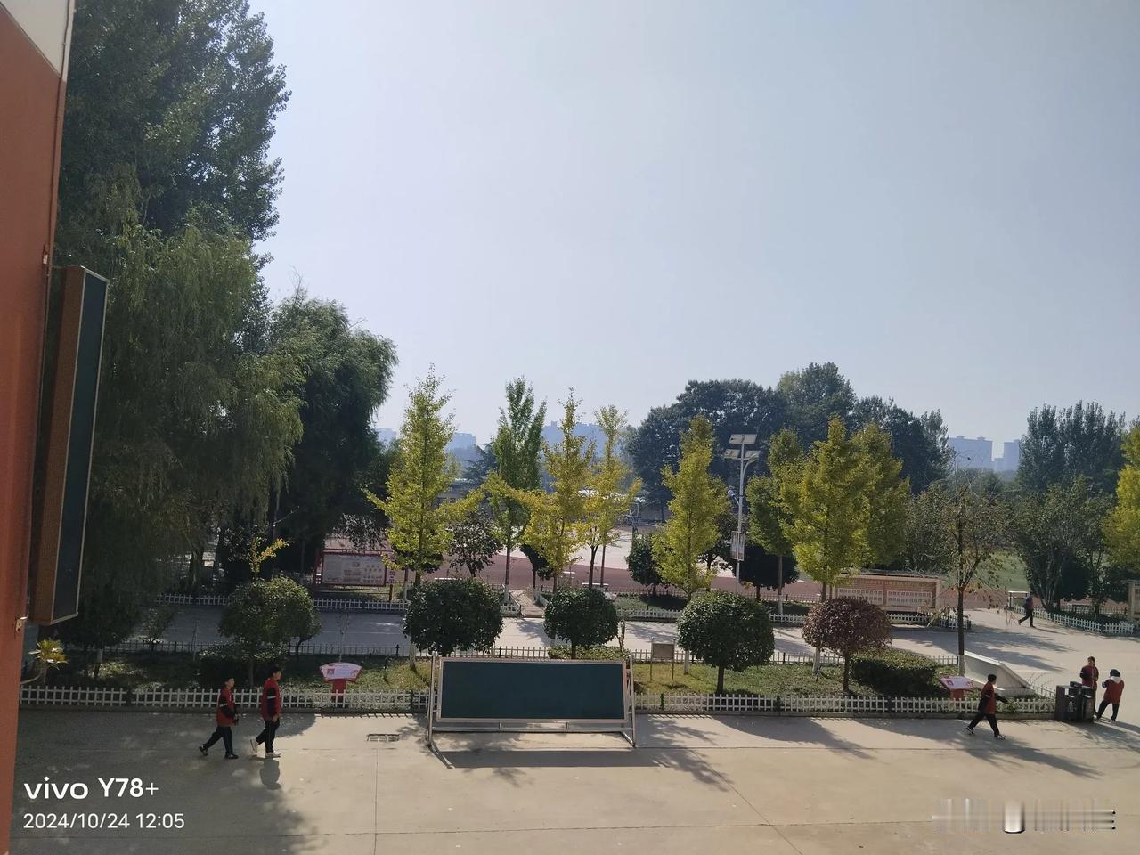 #秋日生活记录#
霜降已降，天气渐凉，早晨有点冷风扑面的感觉，衣服是真的要穿秋装