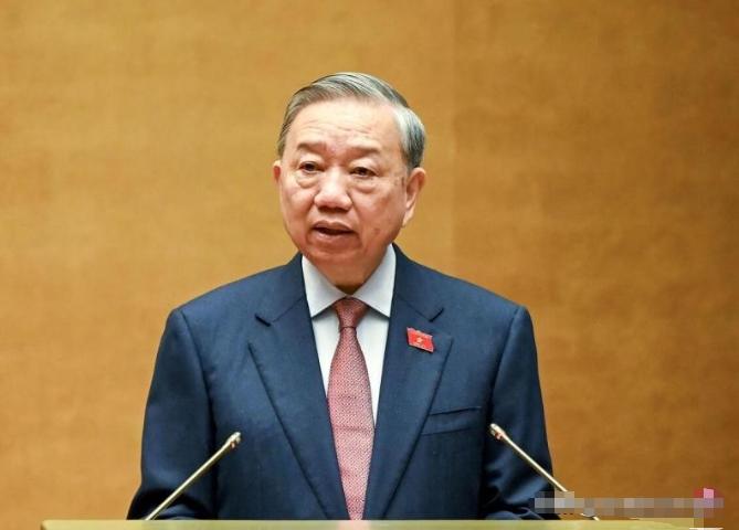 访问结束！苏林携夫人坐火车回国，租了10架C909走了。为期四天的中国访问落下帷