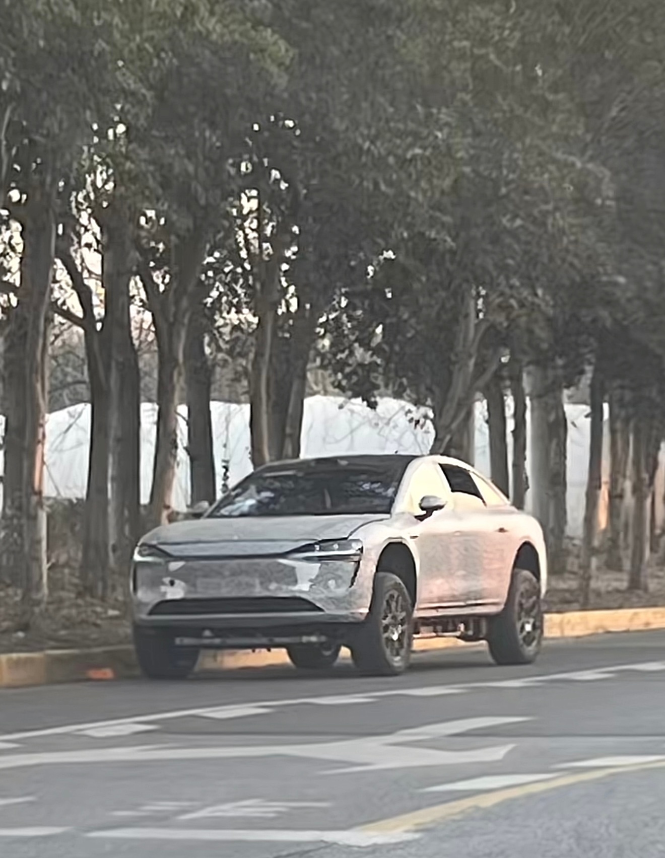 好多人说见到了伪装享界的SUV 但看上去怪怪的我来解答下吧，这是在测试地盘，与壳