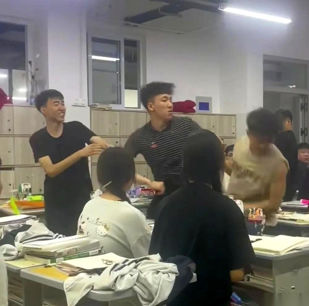 那俩小子打着打着，突然就笑了。
笑得贼灿烂。
然后从翻倒的课桌底下，掏出一大捧向