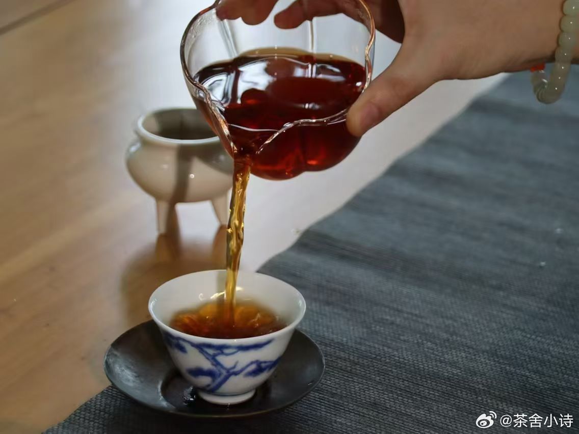 人生向美，要懂得与生活相互成全，人总要循环在好的磁场里，获得快乐和力量。 