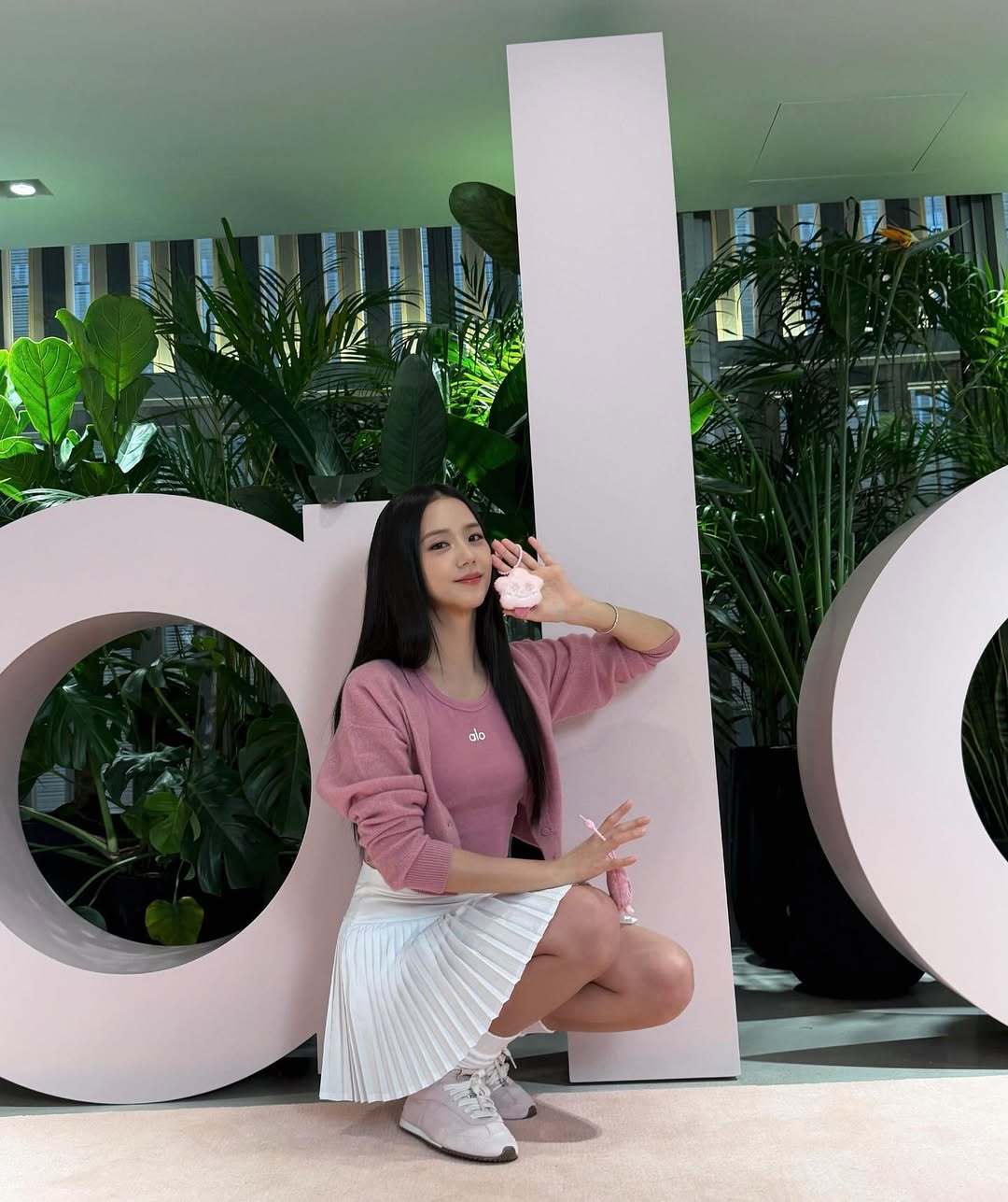 251024 Jisoo更新 IG🐰“变身pink风格的 alo x Jiso