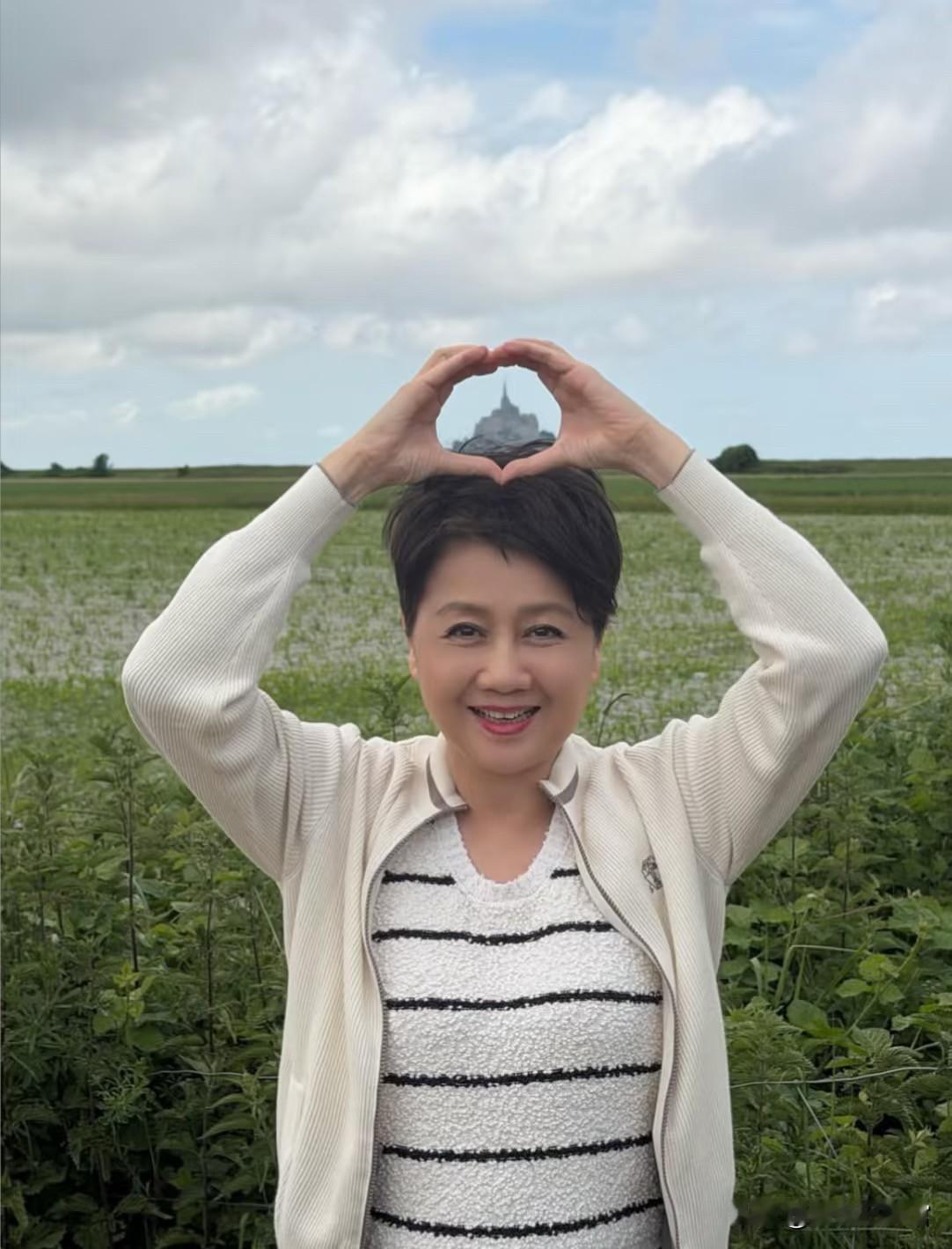 四太年过六十，身体硬朗气色好，儿孙绕膝，日子过得格外安稳舒心。儿女全都成家立业，
