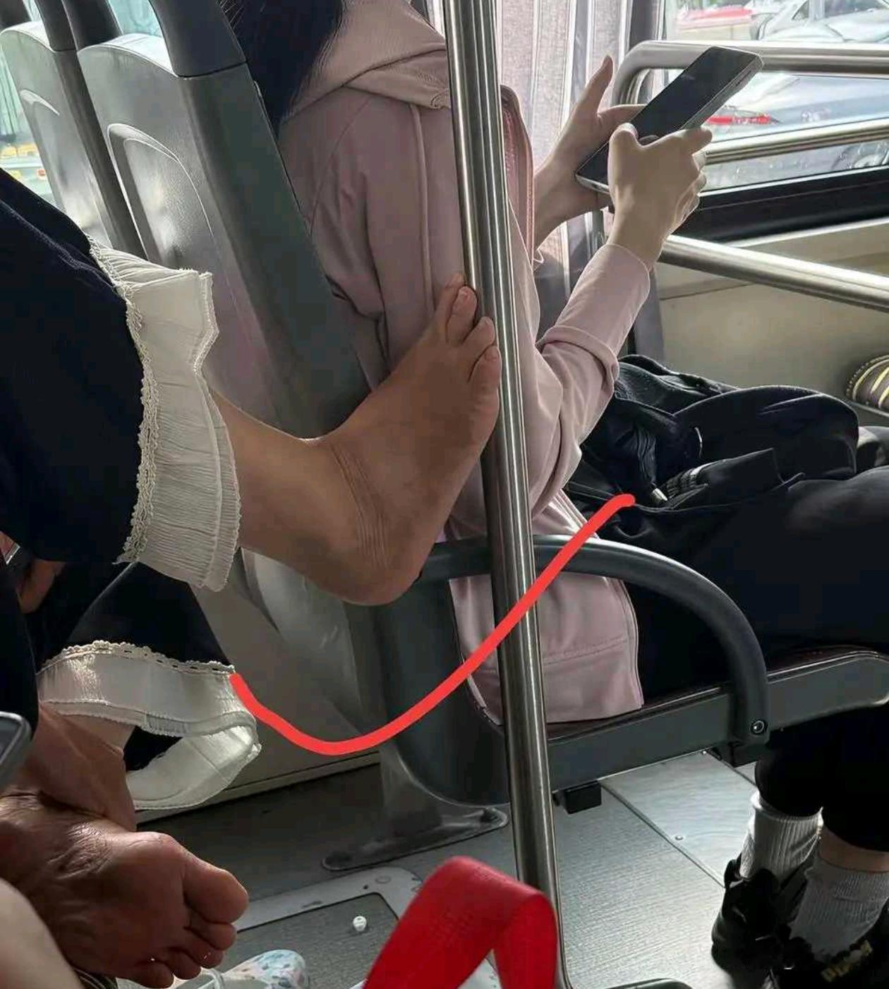 看到这一幕，这个栏杆你还敢扶吗？