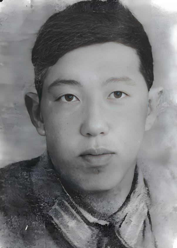 1963年，国庆阅兵仪式上，一年轻的少尉站在天安门上观礼，毛主席见此人年轻，询问