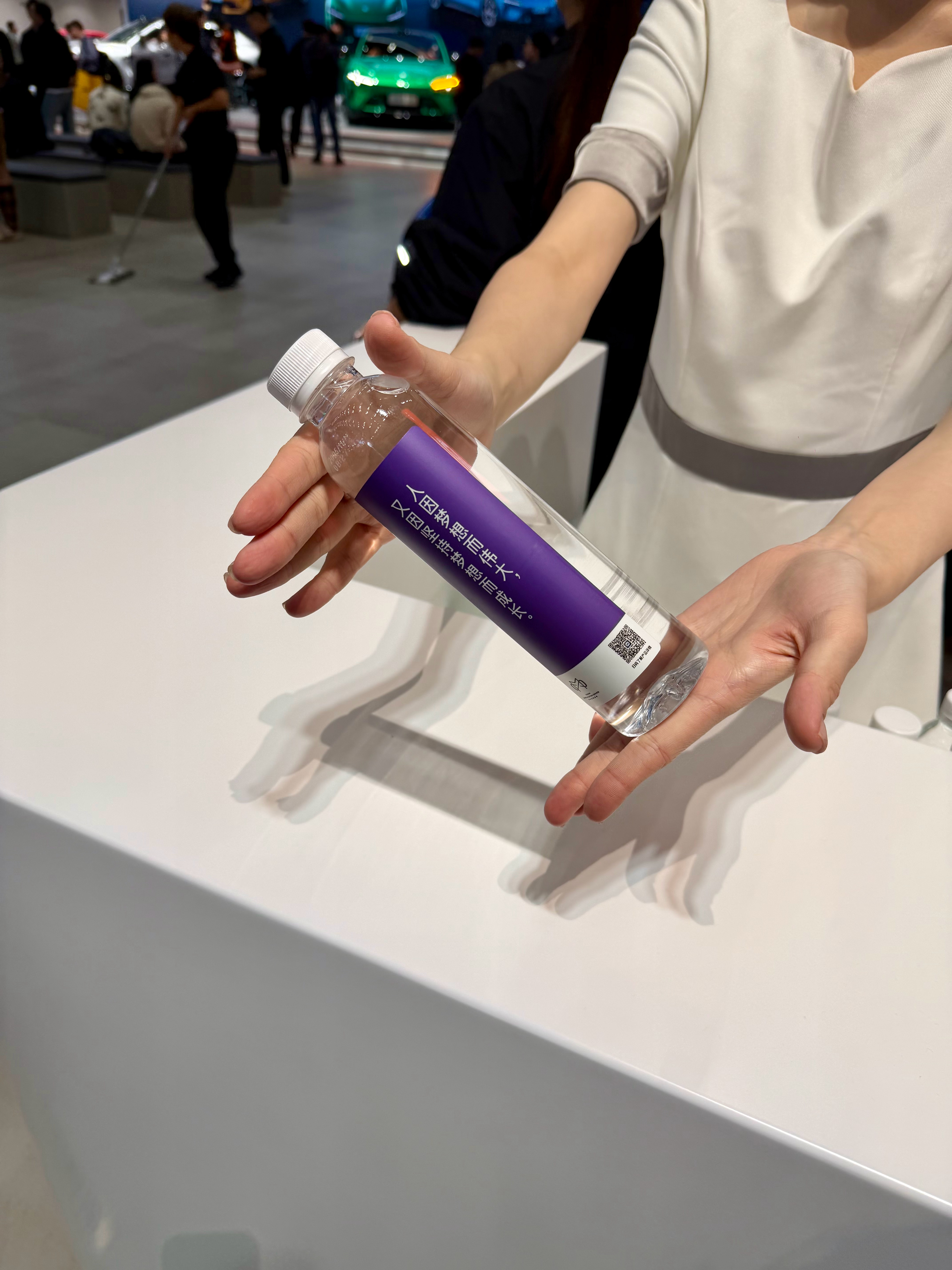 是的，我来到广州车展，并领到了小米汽车的矿泉水和车模！感谢雷总