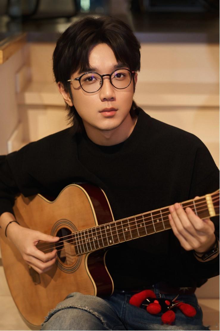 直面内心之作！钟易轩原创单曲《自我和解》全网上线 