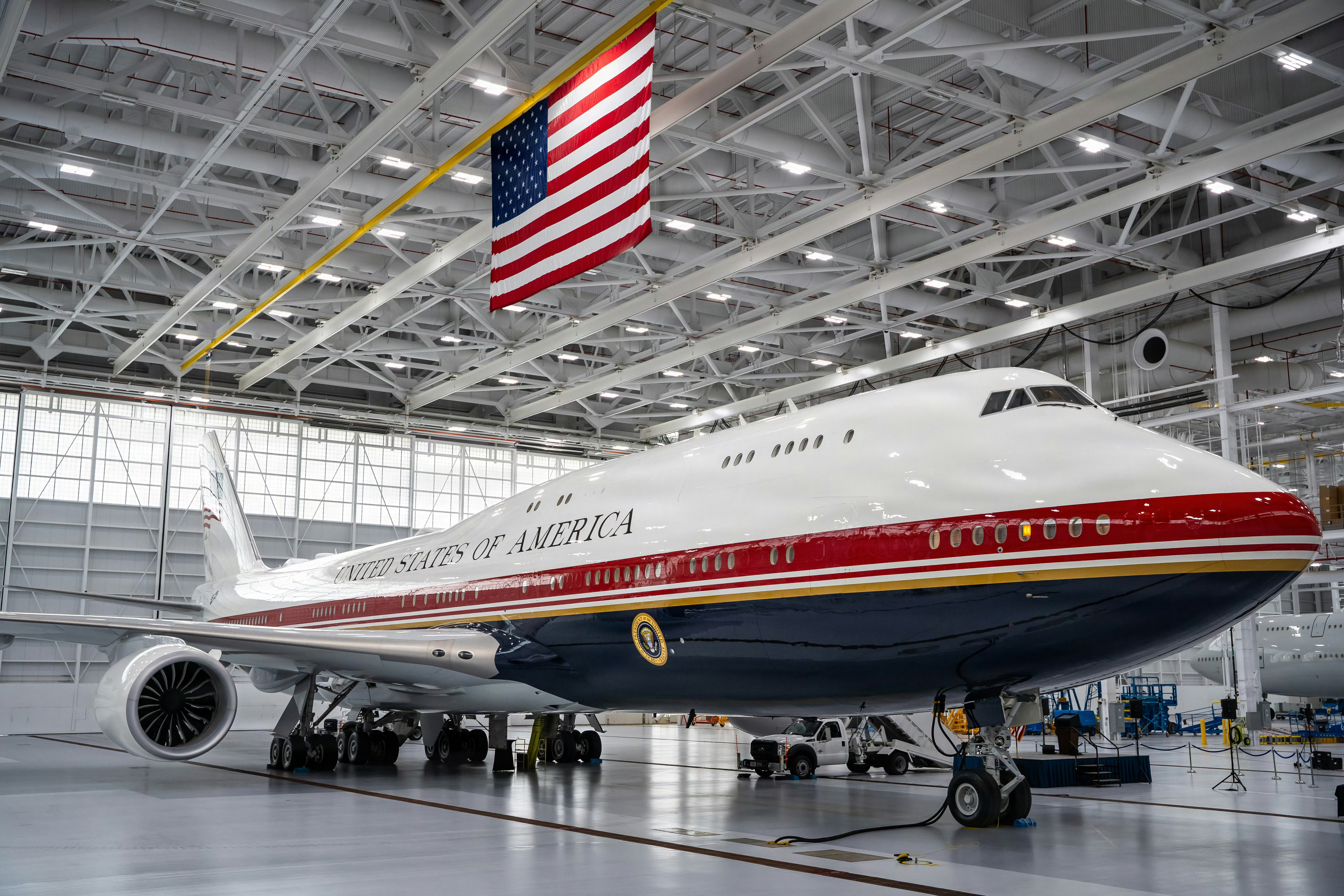 美国新空军一号专机亮相 当地时间6月19日，据美国哥伦比亚广播公司（CBS）报道