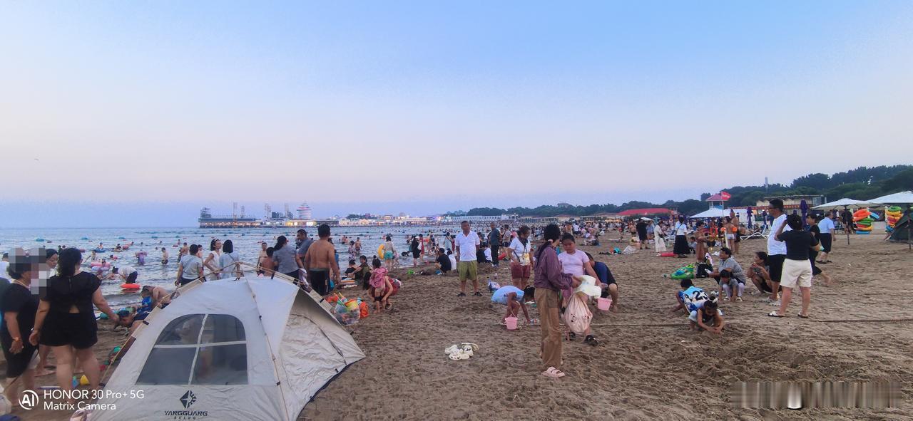 有人说男人夏天来沙滩就三件事。

     夏天来了，很多人都喜欢到海边旅游。