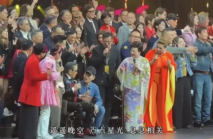 身家几十亿的刘德华，在92岁的胡枫面前蹲了下去。旁边站着张家辉，他看刘德华蹲着，