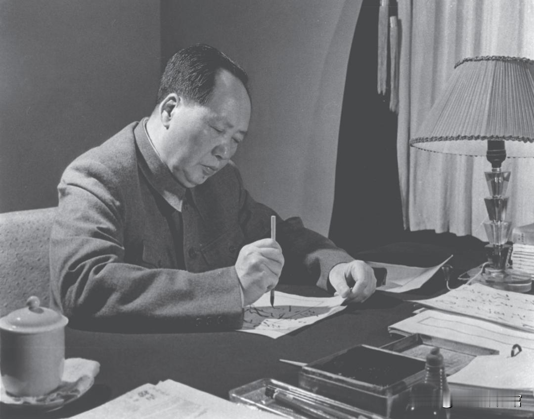 1961年，毛泽东在杭州练习书法
