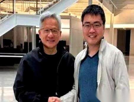 一张二零二五年六月的合影，把中国人工智能圈最痛的一根神经挑到了明面上。
照片中间