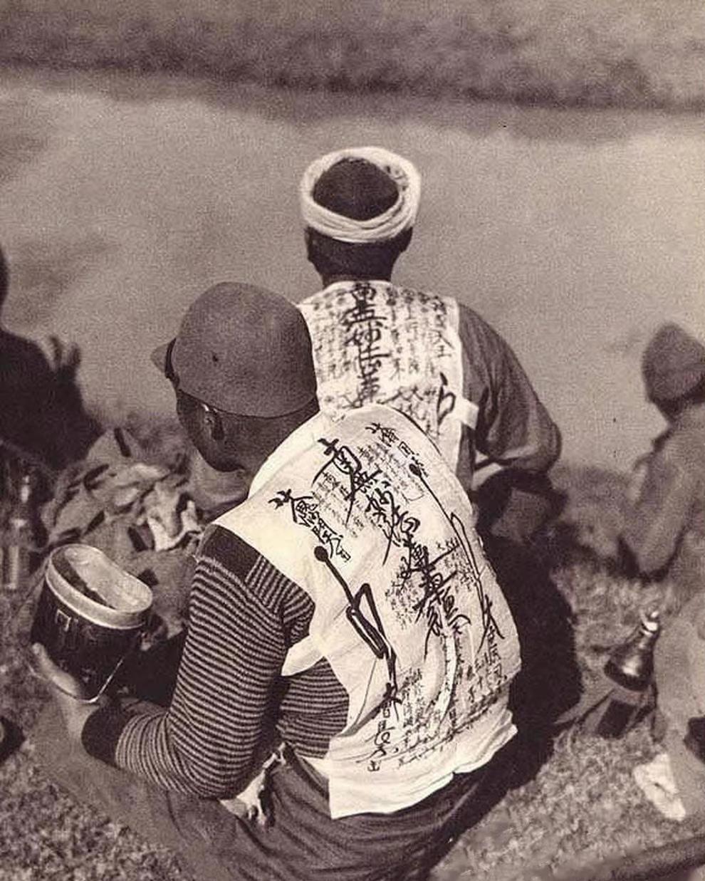 1937年12月，江苏镇江，侵华日军第十六师团步兵第九联队攻下丹阳县城后，两个穿