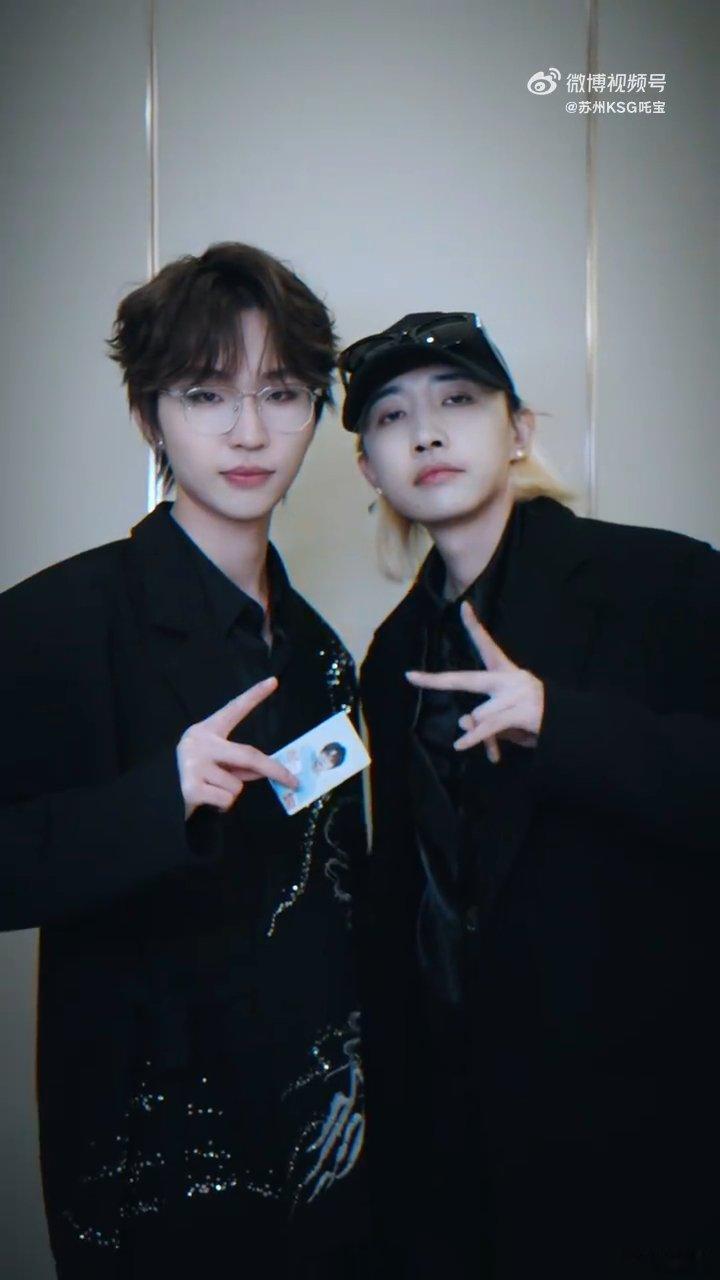 高雨田变魔术震撼吒宝 哇好帅好帅的两个人 