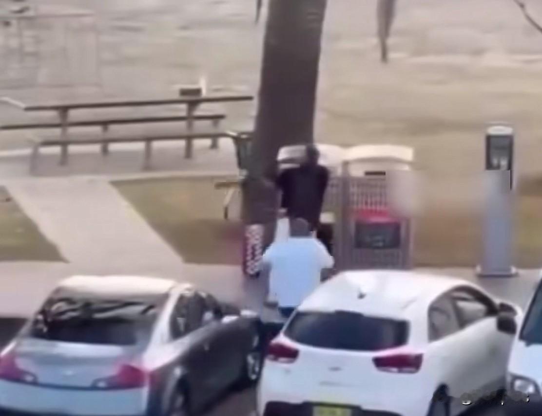 澳大利亚悉尼枪击案现场画面，枪手身份未知，但基本上大概猜得到是什么人。枪手针对犹