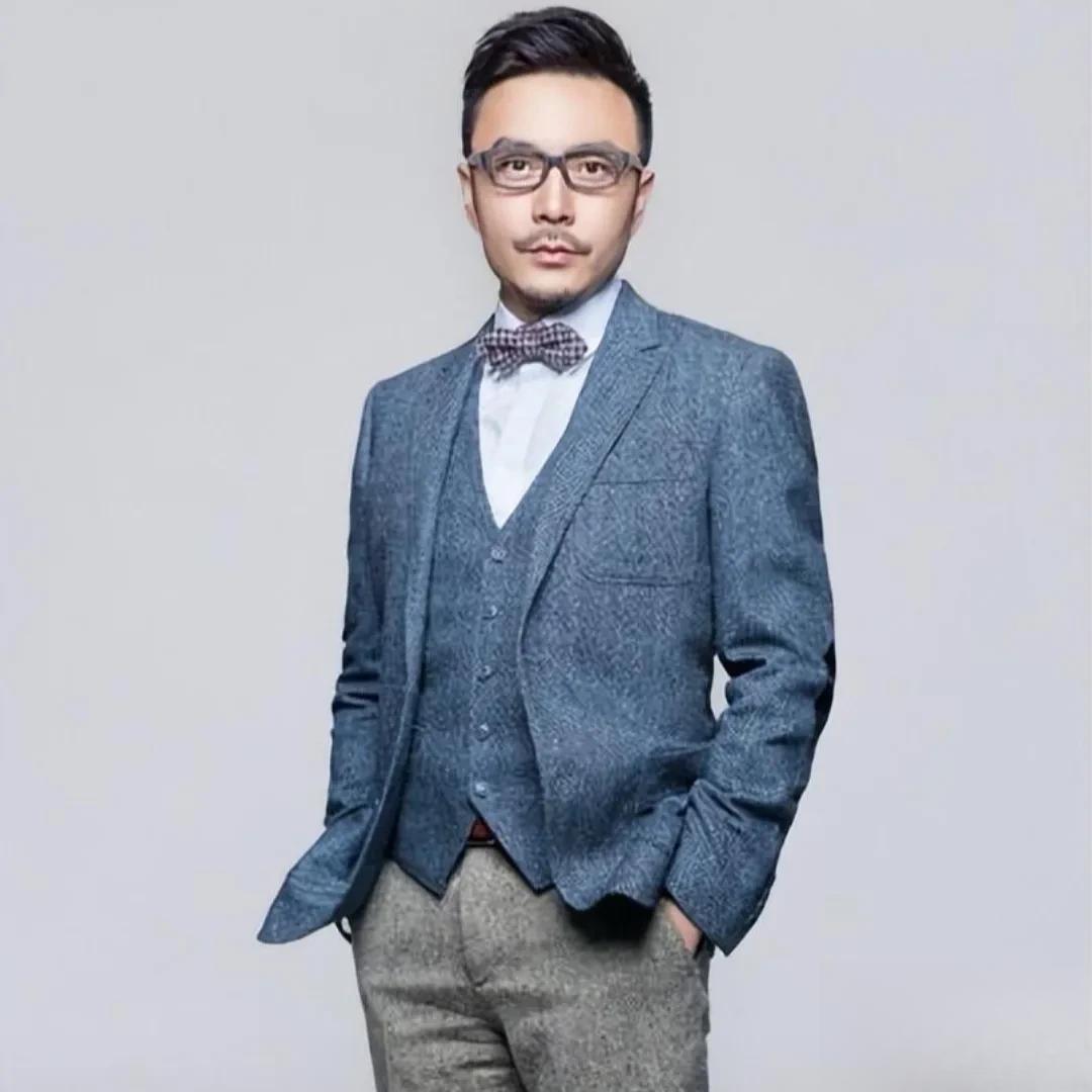 真没想到！汪涵嚼了30年槟榔，5月12号被拍到坐街边台阶上，往嘴里塞了两颗。网友