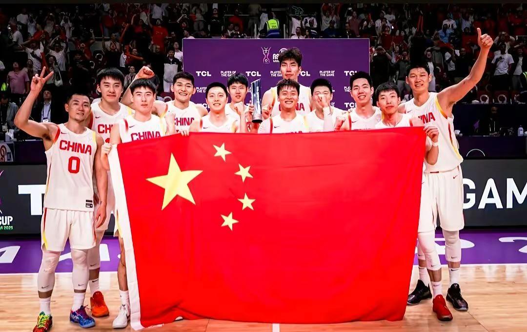 去年8月 中国男篮力克新西兰男篮 时隔10年再次重返亚洲杯决赛 今年 同样是8月