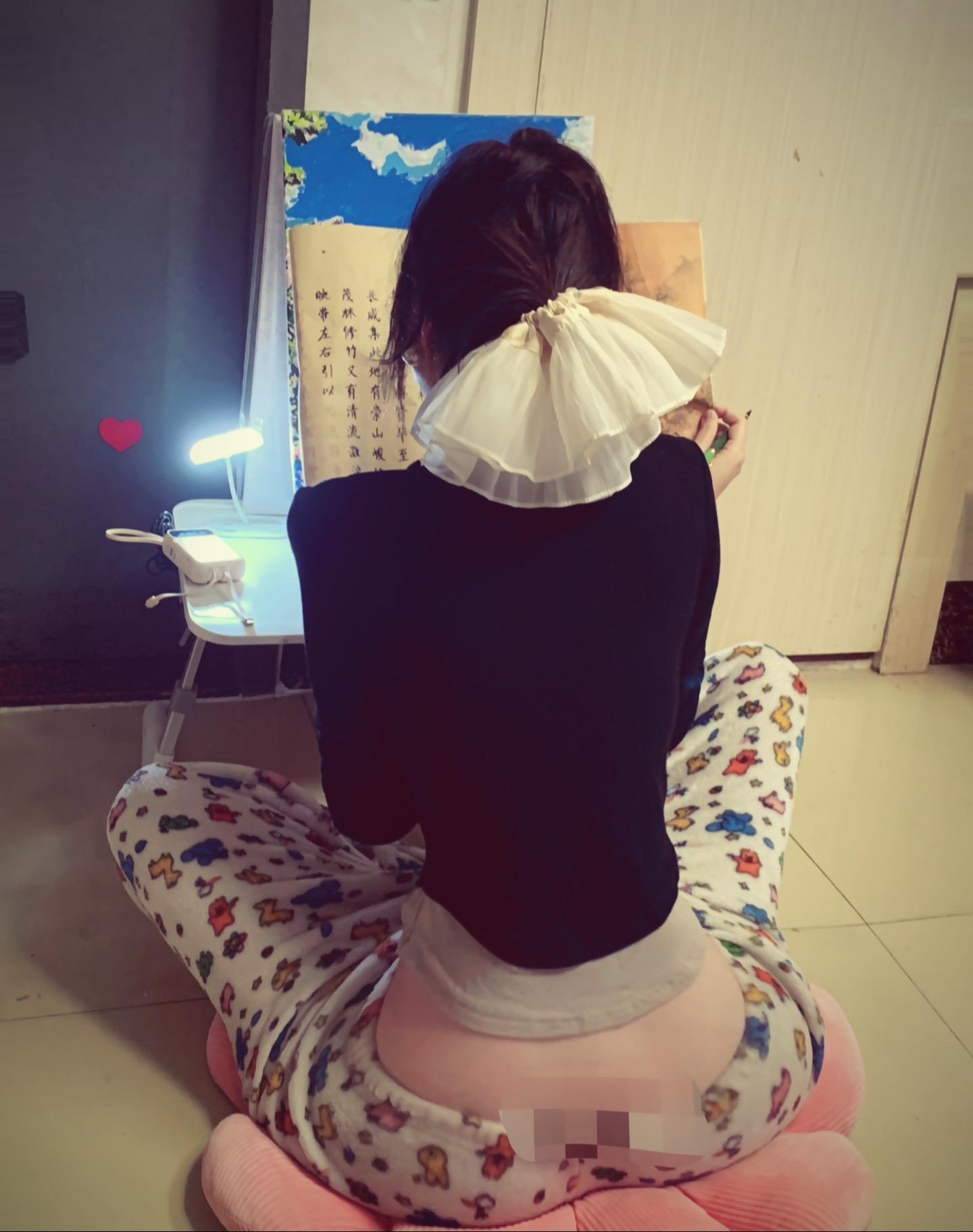 我也想谈恋爱啊 可是妈妈只会让我在家练毛笔字和画画 我基本上没有社交了
