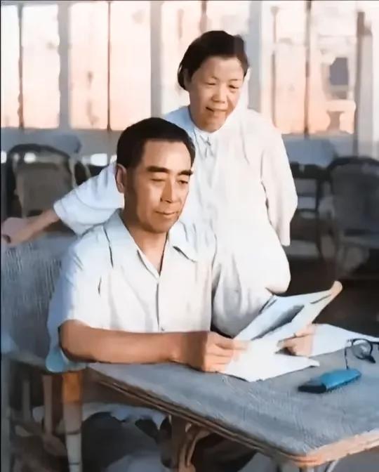 珍贵的一张历史照片。
周恩来总理和邓颖超大姐，一对恩爱的老夫妻，革命的伴侣，一生