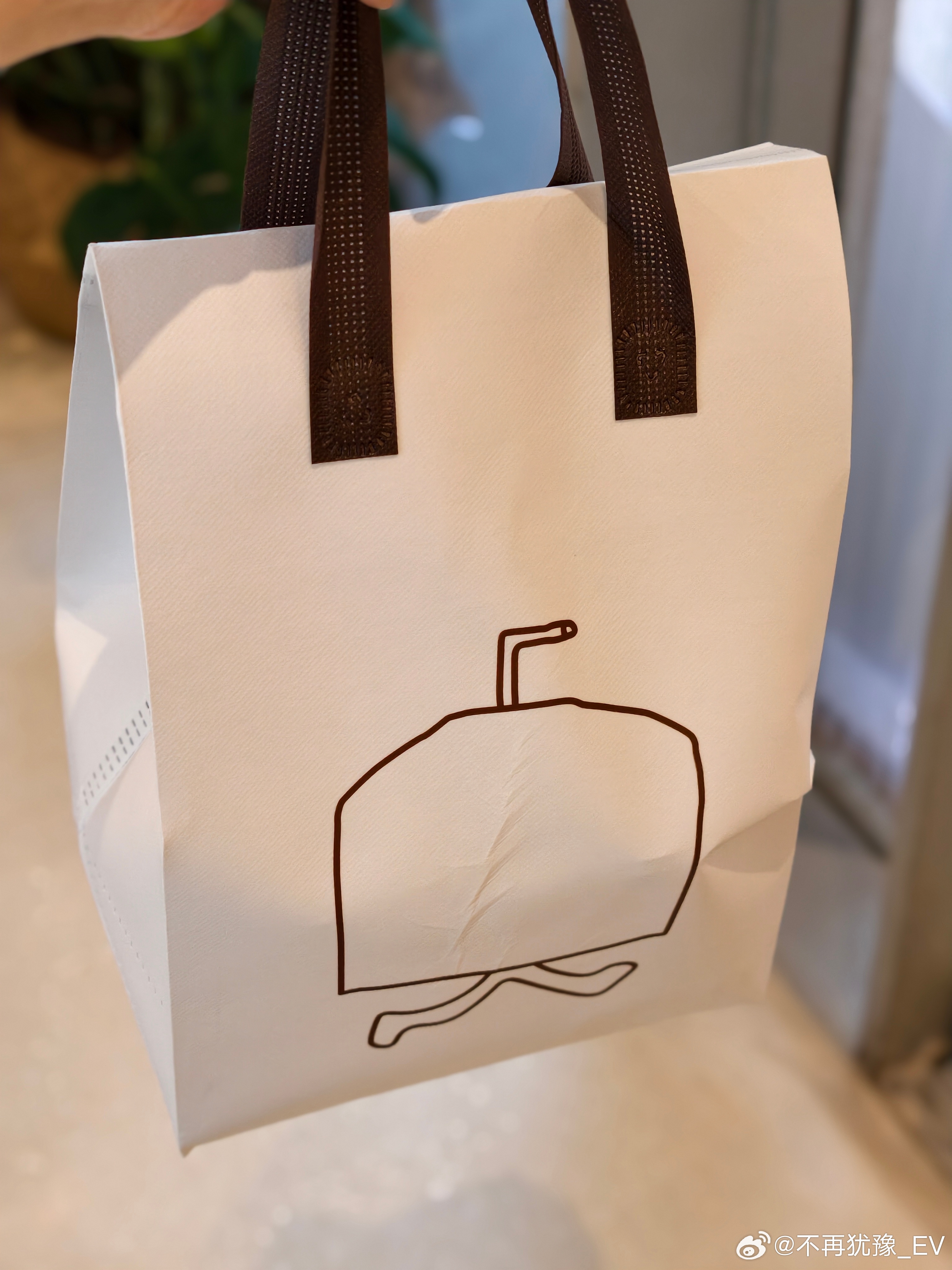 逛街标配：冰咖啡续命 