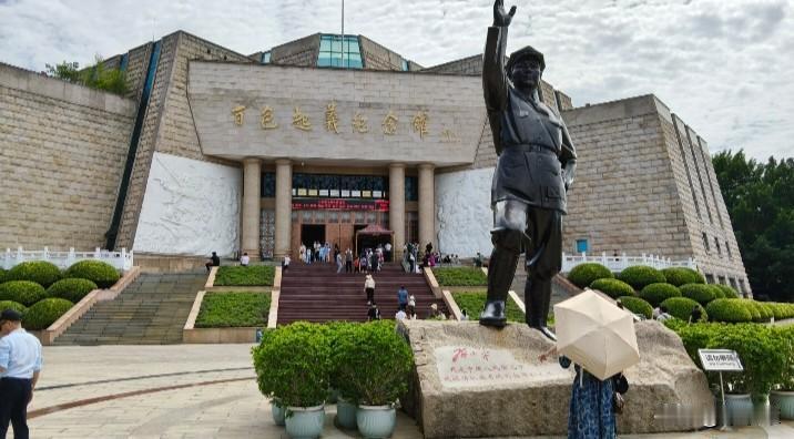 百色博物馆极具壮族建筑特色，是了解百色历史民俗的核心窗口。馆内藏品丰富，通过古文